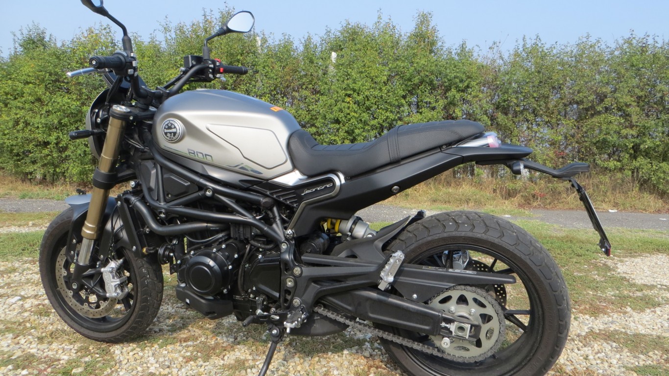 Benelli-Leoncino-800-static-1-2