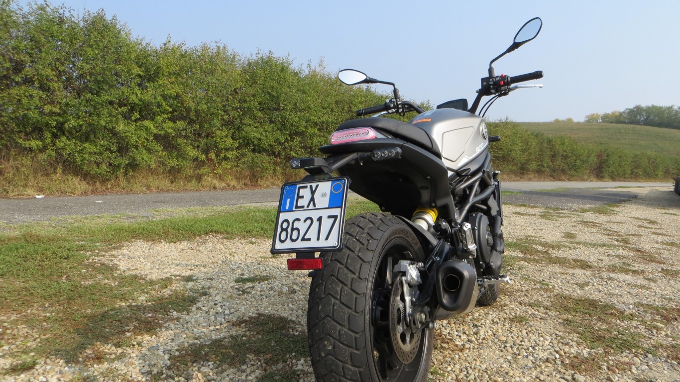 Benelli-Leoncino-800-static-1-4