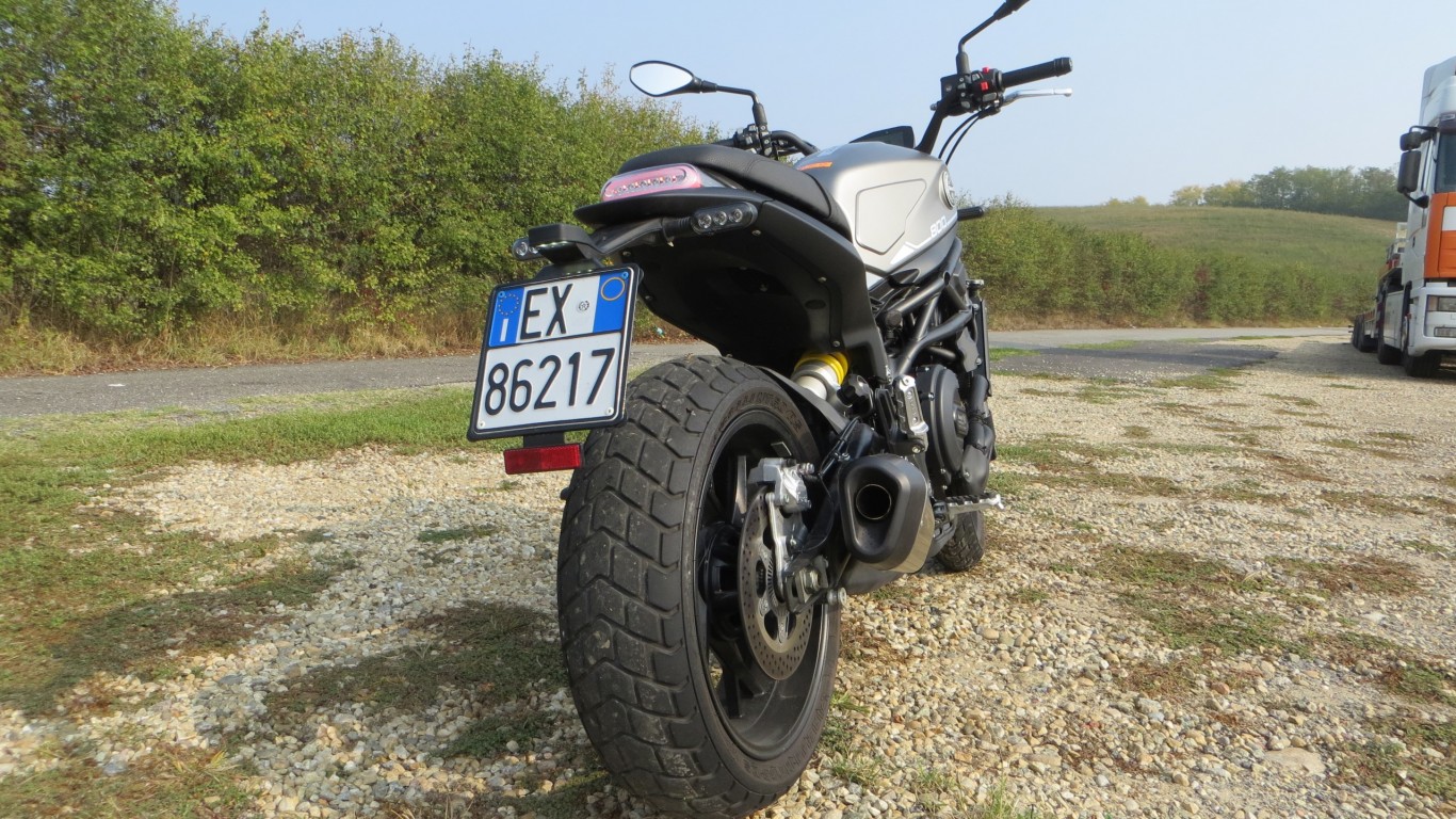 Benelli-Leoncino-800-static-1-5