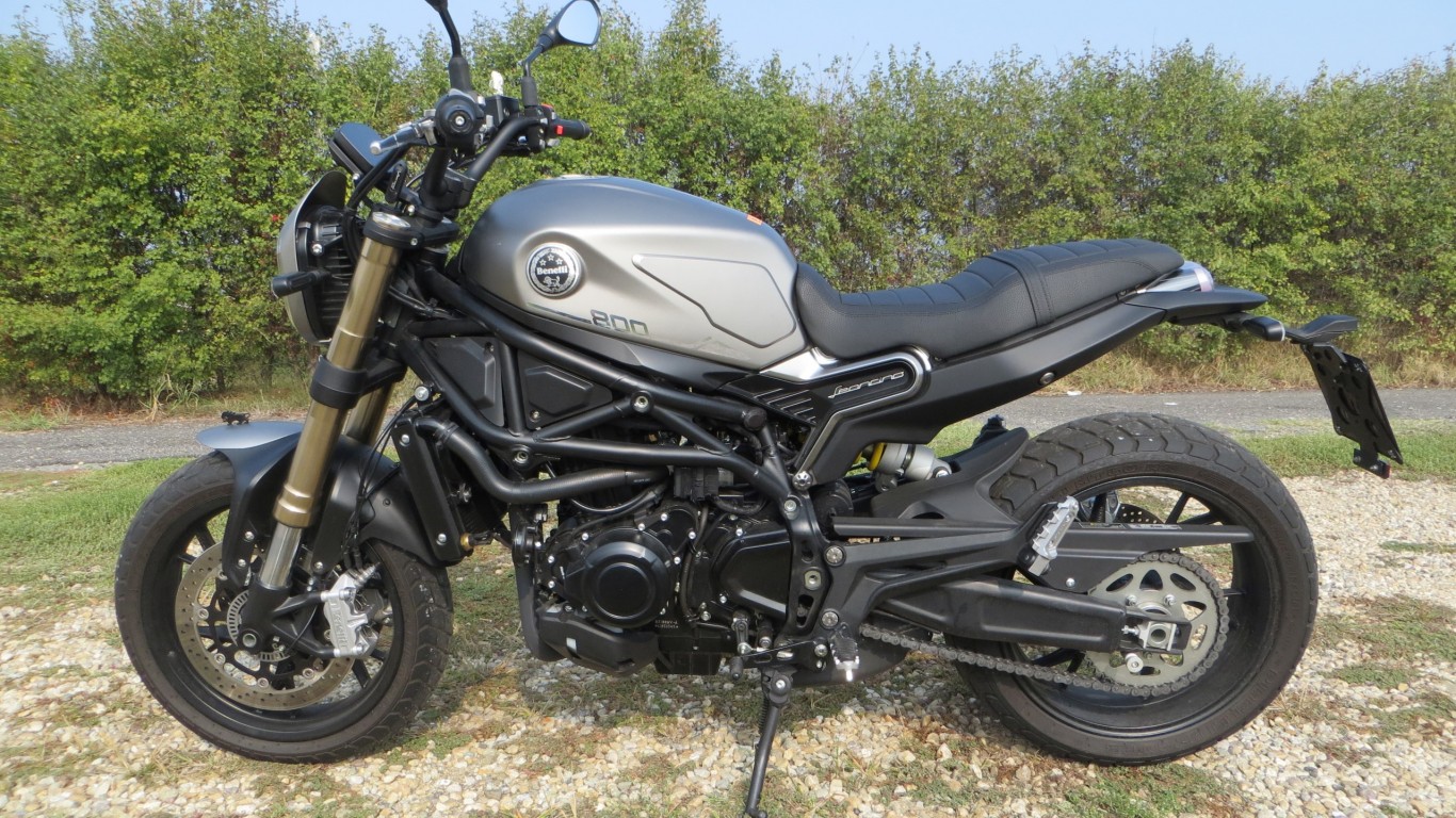 Benelli-Leoncino-800-static-1-7