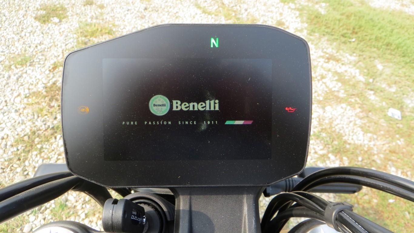 benelli-leoncino-800-static-1-1