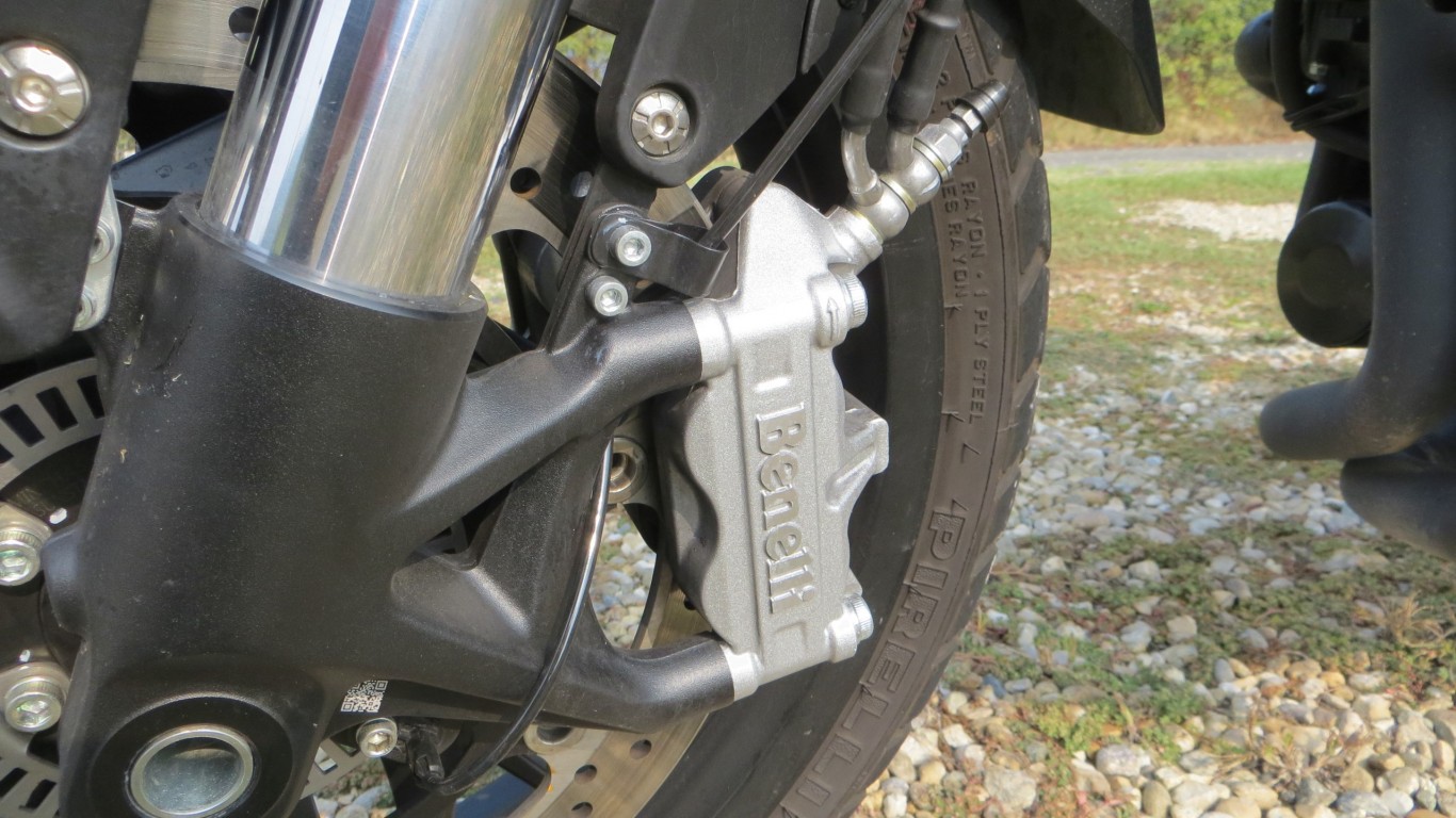 benelli-leoncino-800-static-3-2