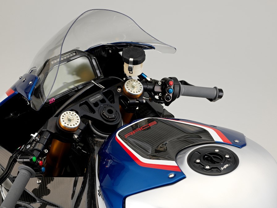 BMW-HP4-Race-studio (18)