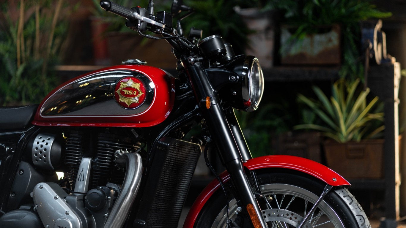 BSA-Gold-Star-red_lifestyle-1-A-scelta