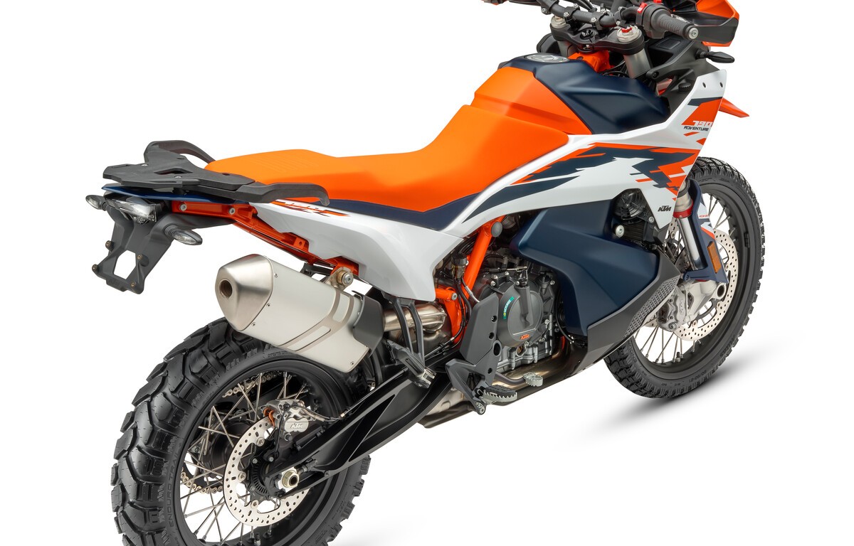 657928_MY25_KTM_790_Adventure_R_45-Rear-Right_STUDIO_KTM-790-ADVENTURE-R