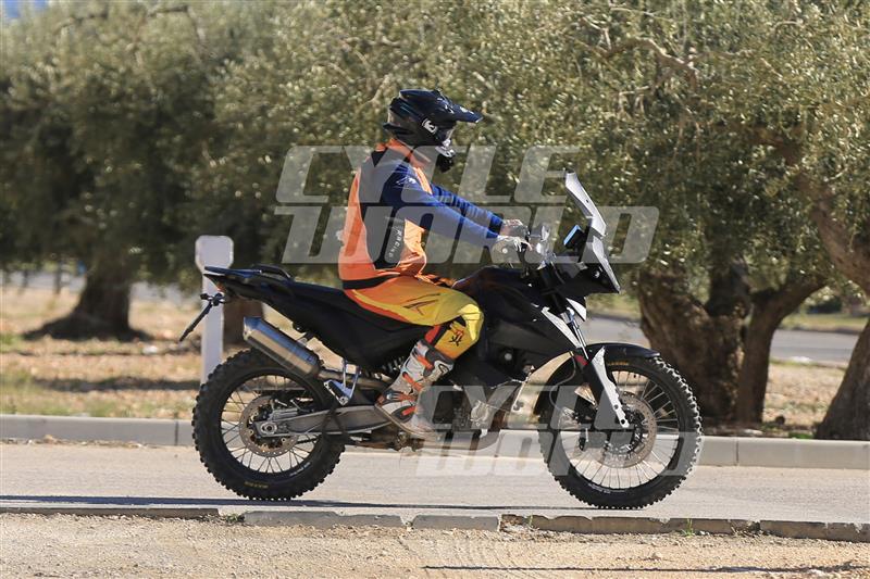 ktm-790-adventure-spy-photo-01