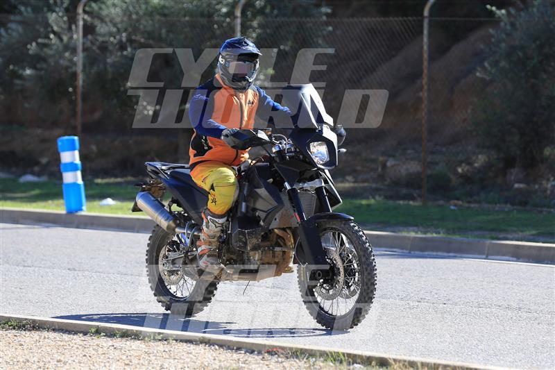 ktm-790-adventure-spy-photo-02