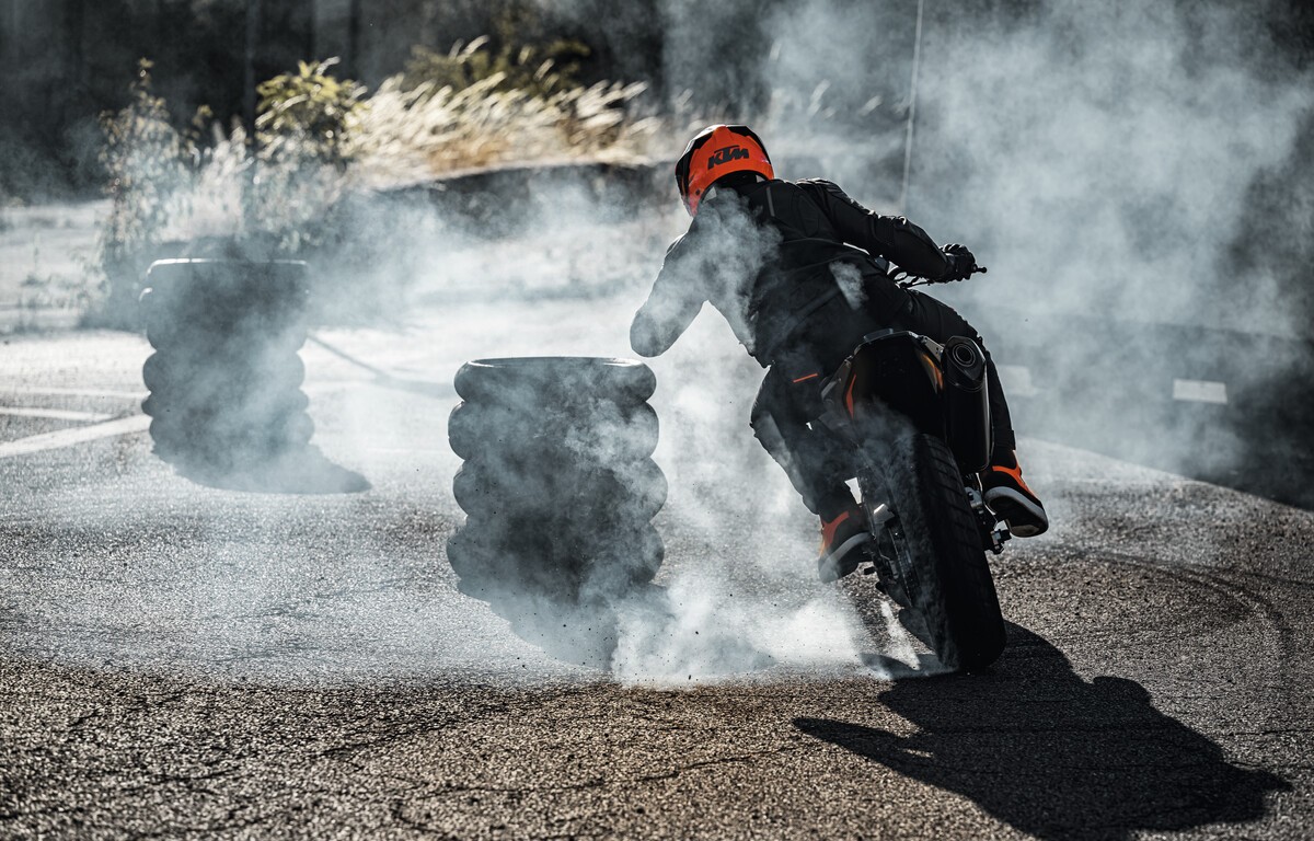 2025-KTM-790-DUKE-1