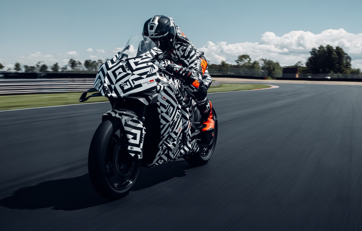 2025-KTM-990-RC-1