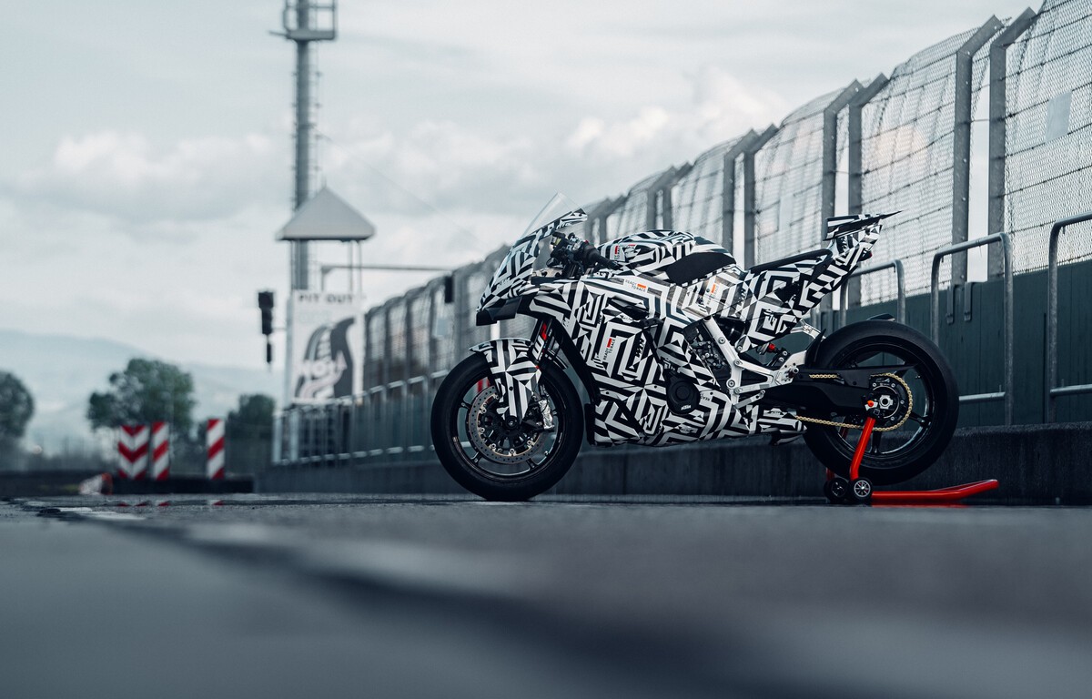 2025-KTM-990-RC-4