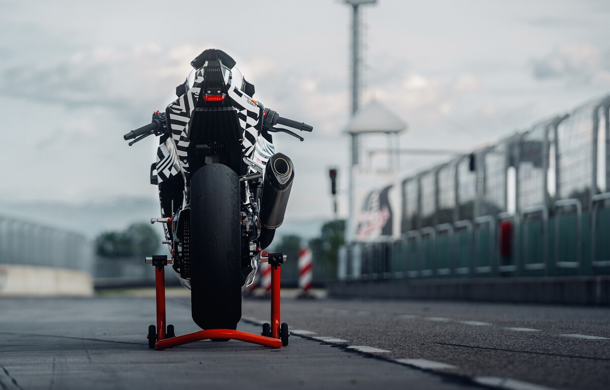 2025-KTM-990-RC-6