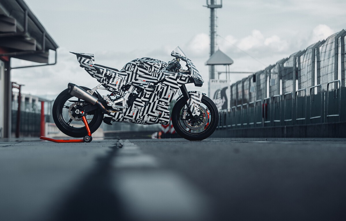 2025-KTM-990-RC-7