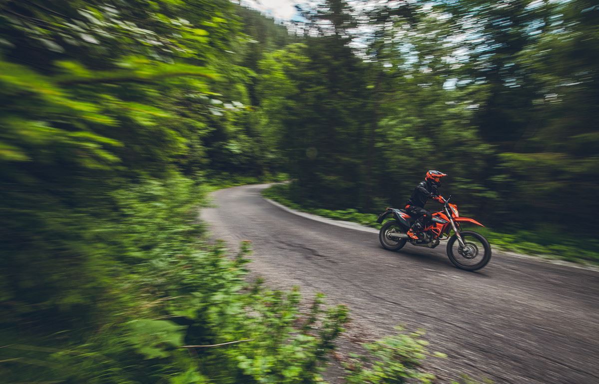 KTM-690-ENDURO-R-2021-Action