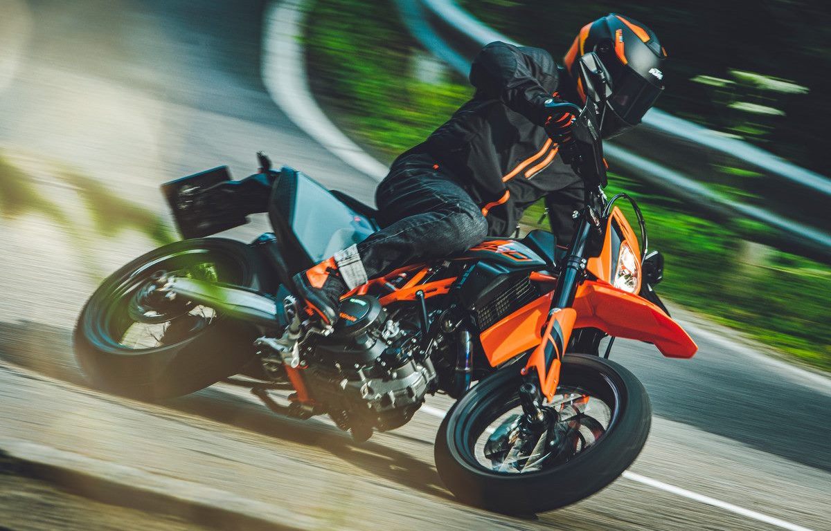 KTM-690-SMC-R-2021-Action