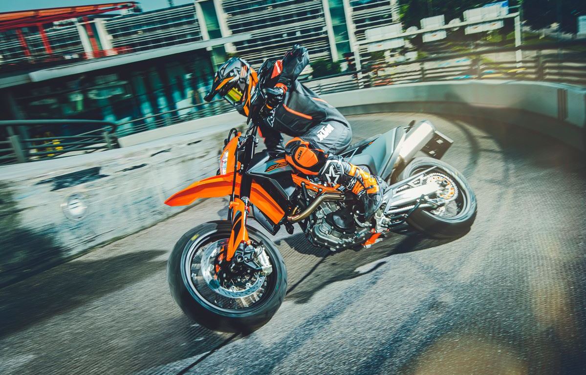 KTM-690-SMC-R-2021-Action3