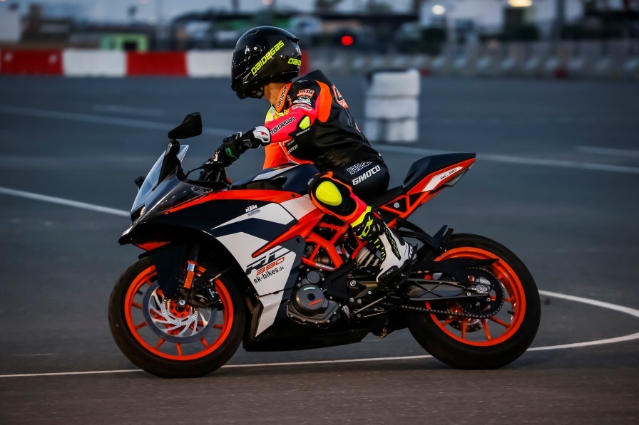 simona-pastrone-michelin-power-rs-losail2017-bmw-ktm-rc390-1