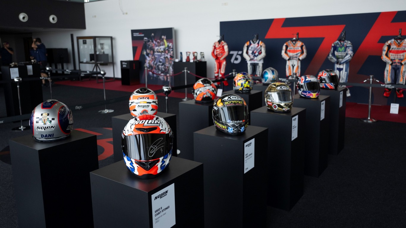 Making-MotoGP-History-Nolan-Helmets-10