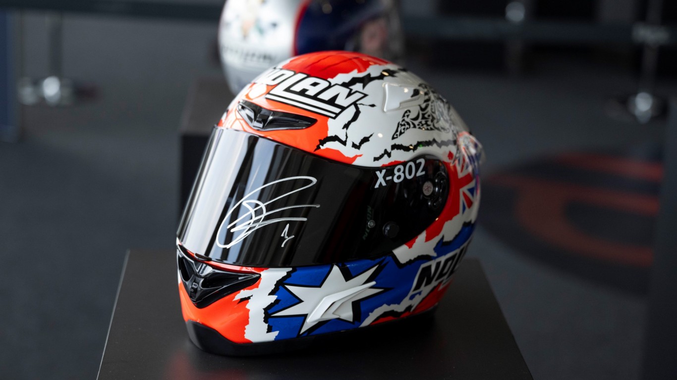 Making-MotoGP-History-Nolan-Helmets-12