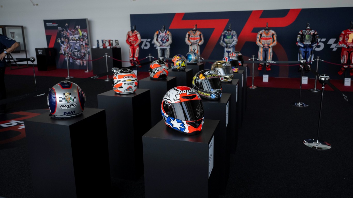 Making-MotoGP-History-Nolan-Helmets-30