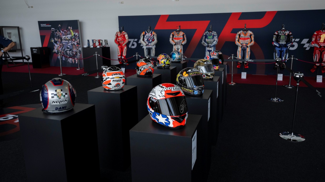 Making-MotoGP-History-Nolan-Helmets-31