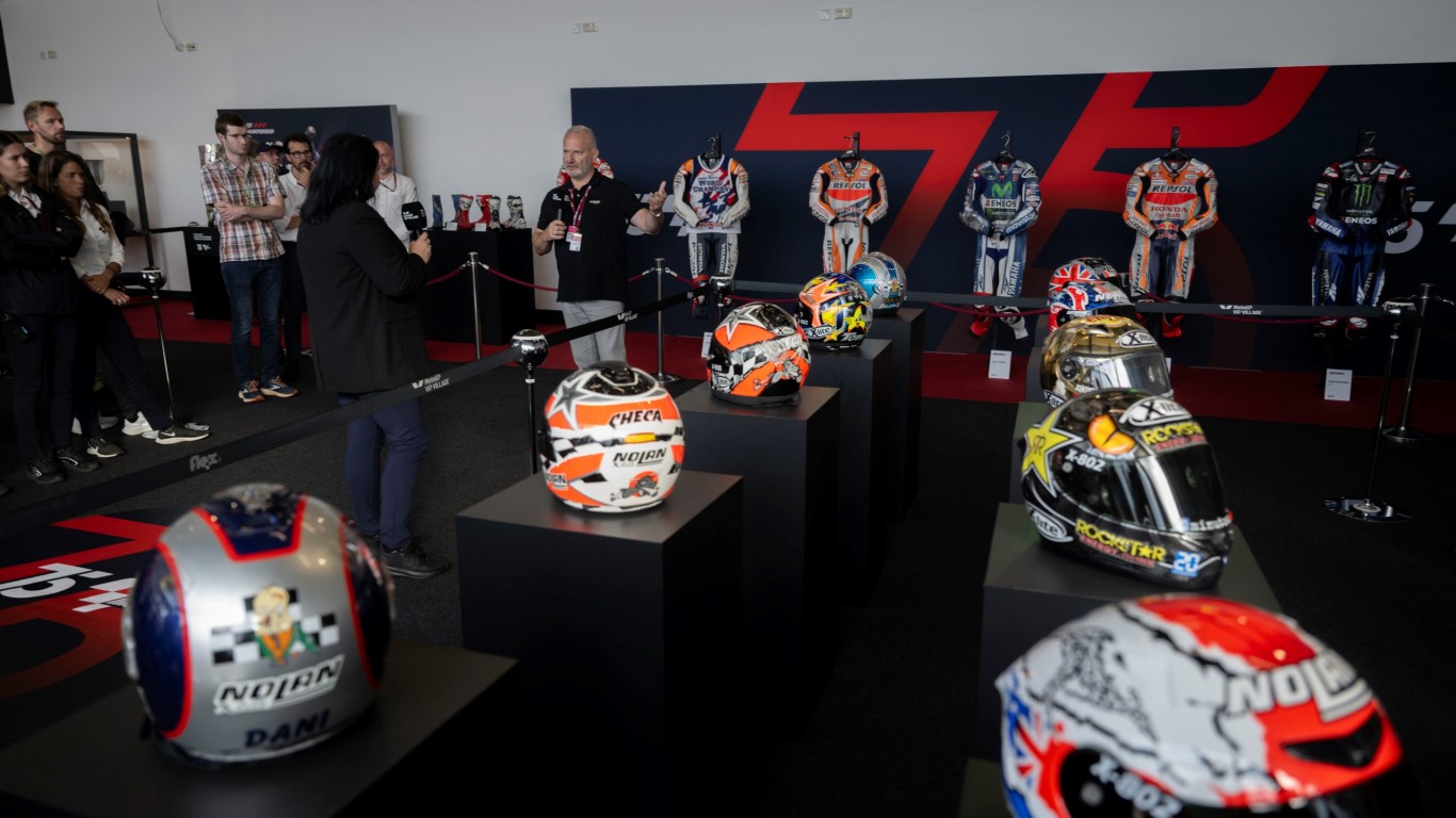 Making-MotoGP-History-Nolan-Helmets-32