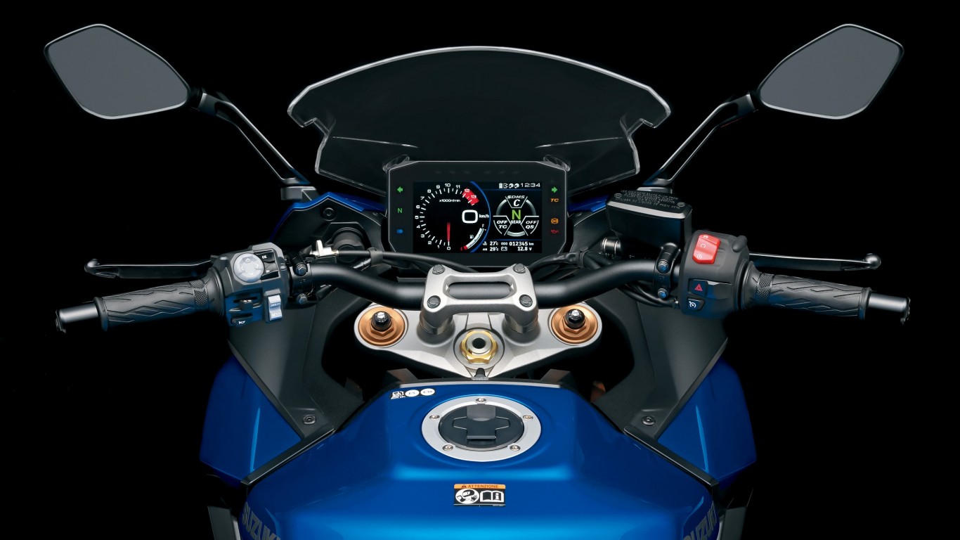 GSX-S1000GT_M2_Cockpit_Night