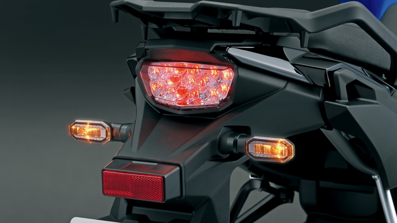 V-STROM_800SE_rear_ocmbination_light_on