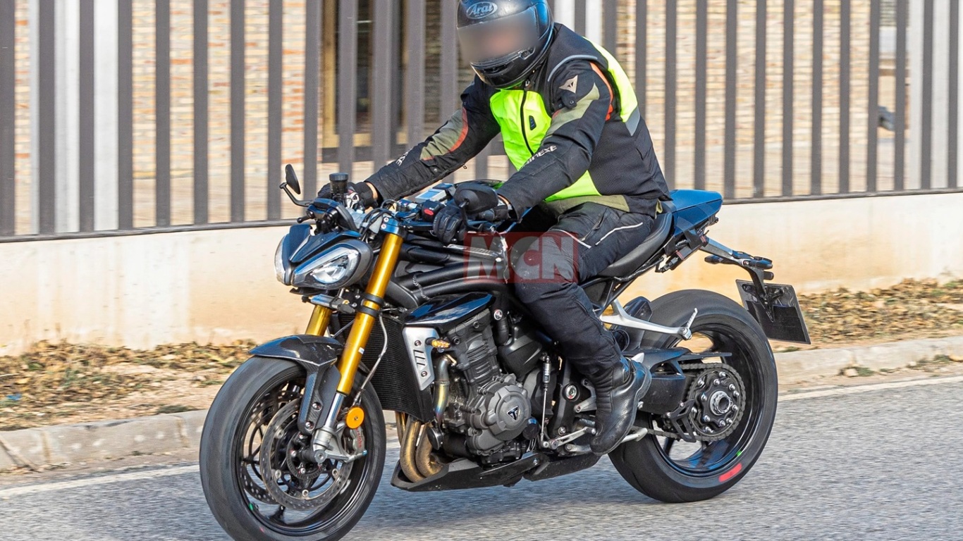 triumph-speed-triple-1200-rs-spy-shots-03