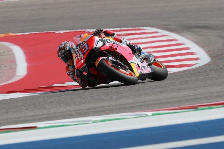 MotoGP, Marquez in pole, davanti a Rossi e Crutchlow. Dovi solo 13°