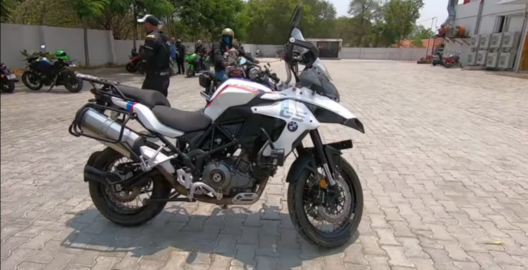 Una Benelli TRK 502 X trasformata in BMW R 1250 GS HP (video)