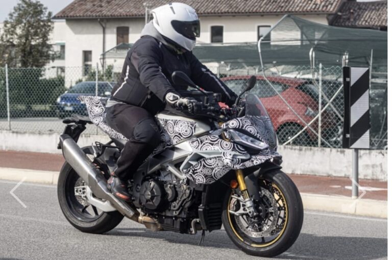 Aprilia Tuono V4 my2025: avrà più cavalli? (foto spia)